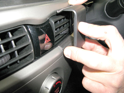 Brodit ProClip 654628 voor Citroen C-Zero 2010-2017, Mitsubishi i-MiEV 2010-2017 en Peugeot iOn 2010-2017 - ProClip geplaatst in het voertuig