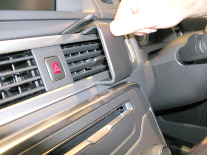 Brodit ProClip 654672 voor Volvo XC70 2012-2016, Volvo V70 II 2012-2016 en Volvo S80 2012-2016 - detail van dashboardmontage