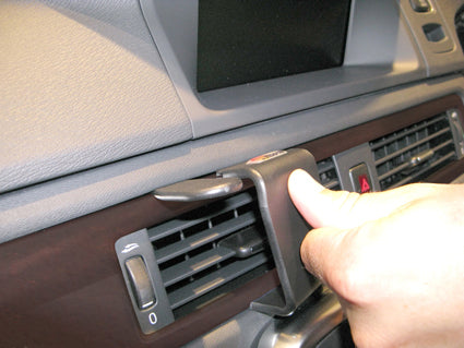 Brodit ProClip 654677 voor Volvo XC70 2012-2016, Volvo V70 II 2012-2016 en Volvo S80 2012-2016 - detail van dashboardmontage