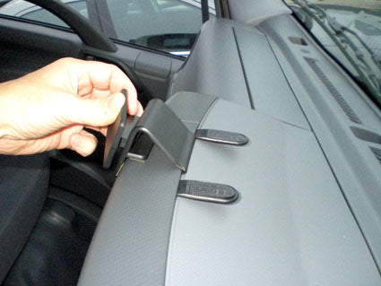 Brodit ProClip 654718 voor Chevrolet W-series 2008-2018 en Isuzu N-series 2008-2025 - detail van dashboardmontage
