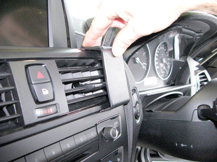 Brodit ProClip 654721 voor BMW 2-series F22, F23 2013-2017 en BMW 1-series F20, F21 2012-2017 - ProClip geplaatst in het voertuig