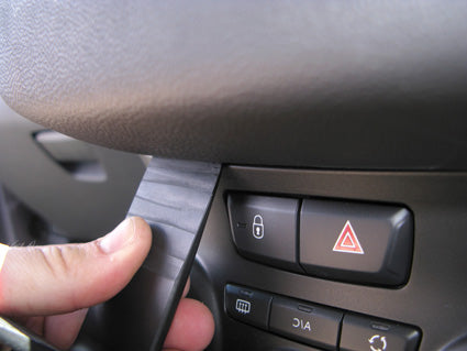 Brodit ProClip 654764 voor Peugeot 208 2012-2019 en Peugeot 2008 2014-2019 - montagepositie op dashboard
