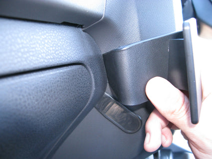 Brodit ProClip 654799 voor Holden Colorado 2013-2016 en Isuzu D-Max 2012-2020 - montagepositie op dashboard