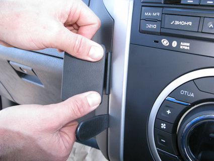 Brodit ProClip 654799 voor Holden Colorado 2013-2016 en Isuzu D-Max 2012-2020 - detail van dashboardmontage