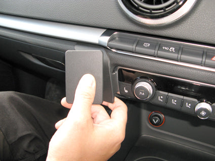 Brodit ProClip 654805 voor Audi S3 2013-2020 en Audi A3 2013-2020 - detail van dashboardmontage