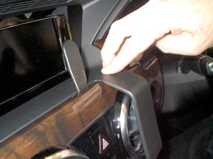 Brodit ProClip 654825 voor Mercedes Benz GLK-Class 2013-2015 - detail van dashboardmontage