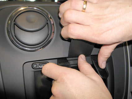 Brodit ProClip 654897 voor Dacia Sandero 2013-2021 en Dacia Logan 2013-2021 - montagepositie op dashboard