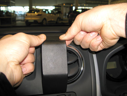 Brodit ProClip 654897 voor Dacia Sandero 2013-2021 en Dacia Logan 2013-2021 - ProClip geplaatst in het voertuig
