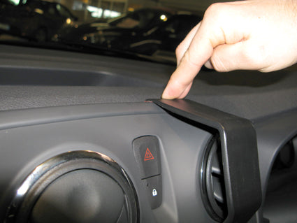 Brodit ProClip 654897 voor Dacia Sandero 2013-2021 en Dacia Logan 2013-2021 - detail van dashboardmontage