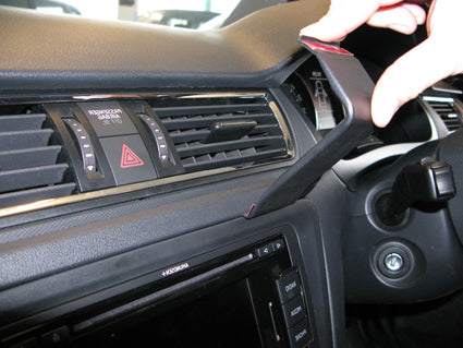 Brodit ProClip 654901 voor Seat Toledo 2013-2018 en Skoda Rapid 2013-2015 - ProClip geplaatst in het voertuig