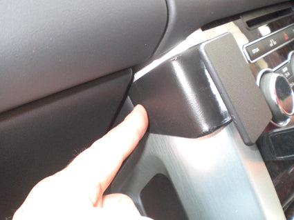 Brodit ProClip 654911 voor Land Rover Range Rover 2013-2021 - detail van dashboardmontage