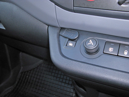 Brodit ProClip 654973 voor Citroen Berlingo Transport 2008-2018, Citroen Berlingo Family 2008-2018 en Peugeot Partner 2008-2018 - montagepositie op dashboard