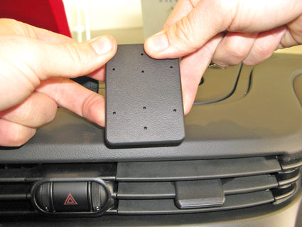 Brodit ProClip 654984 voor Alfa Romeo Giulietta 2010-2021 - detail van dashboardmontage