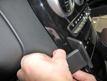 Brodit ProClip 654996 voor Mercedes Benz C-Class (180-320) 2014-2021 - montagepositie op dashboard