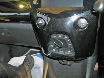 Brodit ProClip 655051 voor Citroen C1 2014-2021, Peugeot 108 2014-2021 en Toyota AYGO 2014-2021 - montagepositie op dashboard