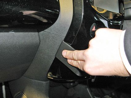 Brodit ProClip 655051 voor Citroen C1 2014-2021, Peugeot 108 2014-2021 en Toyota AYGO 2014-2021 - detail van dashboardmontage