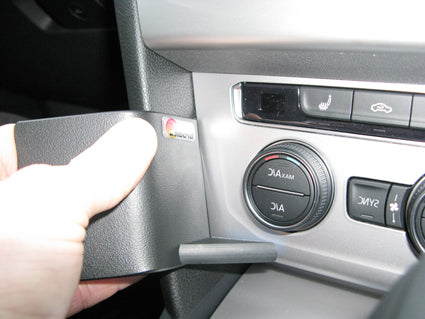 Brodit ProClip 655069 voor Volkswagen Passat 2015-2023 en Volkswagen Arteon 2017-2026 - montagepositie op dashboard