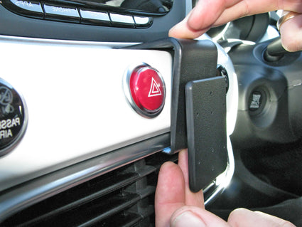Brodit ProClip 655097 voor Fiat 500 X 2015-2024 - detail van dashboardmontage