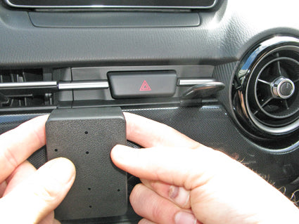 Brodit ProClip 655114 voor Mazda CX-3 2015-2023 en Mazda 2 2015-2023 - detail van dashboardmontage