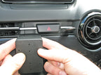 Brodit ProClip 655114 voor Mazda CX-3 2015-2023 en Mazda 2 2015-2023 - detail van dashboardmontage