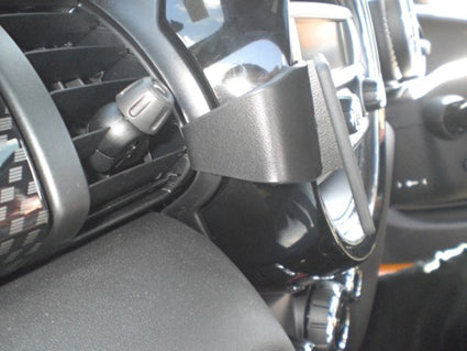 Brodit ProClip 655168 voor Mini One 2016-2018 en Mini Cooper 2016-2021 - detail van dashboardmontage
