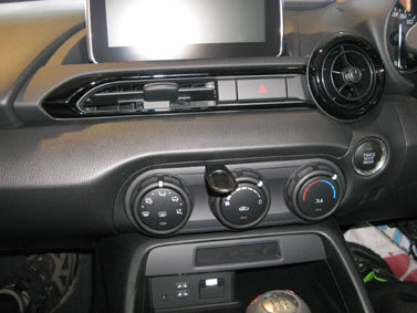 Brodit ProClip 655172 voor Mazda MX-5 2016-2024 en Mazda Miata 2016-2024 - montagepositie op dashboard