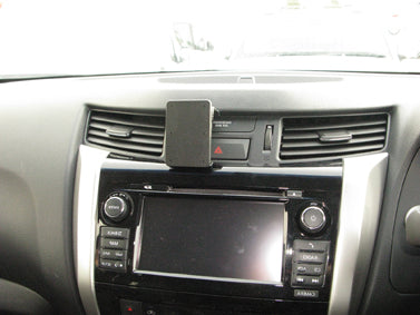 Brodit ProClip 655196 voor Nissan Navara 2016-2023 en Renault Alaskan 2016-2018 - detail van dashboardmontage