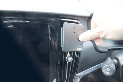 Brodit ProClip 655246 voor Volvo V90 2017-2026 en Volvo S90 2017-2025 - detail van dashboardmontage