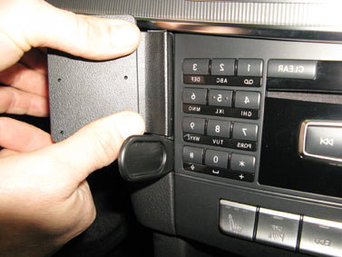 Brodit ProClip 655273 voor Mercedes Benz E-Class, Stationwagon 2014-2016 en Mercedes Benz E-Class, Sedan 2014-2016 - detail van dashboardmontage