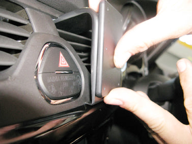 Brodit ProClip 655333 voor Holden Corsa 2015-2019, Opel Corsa 2015-2019 en Vauxhall Corsa 2015-2019 - detail van dashboardmontage