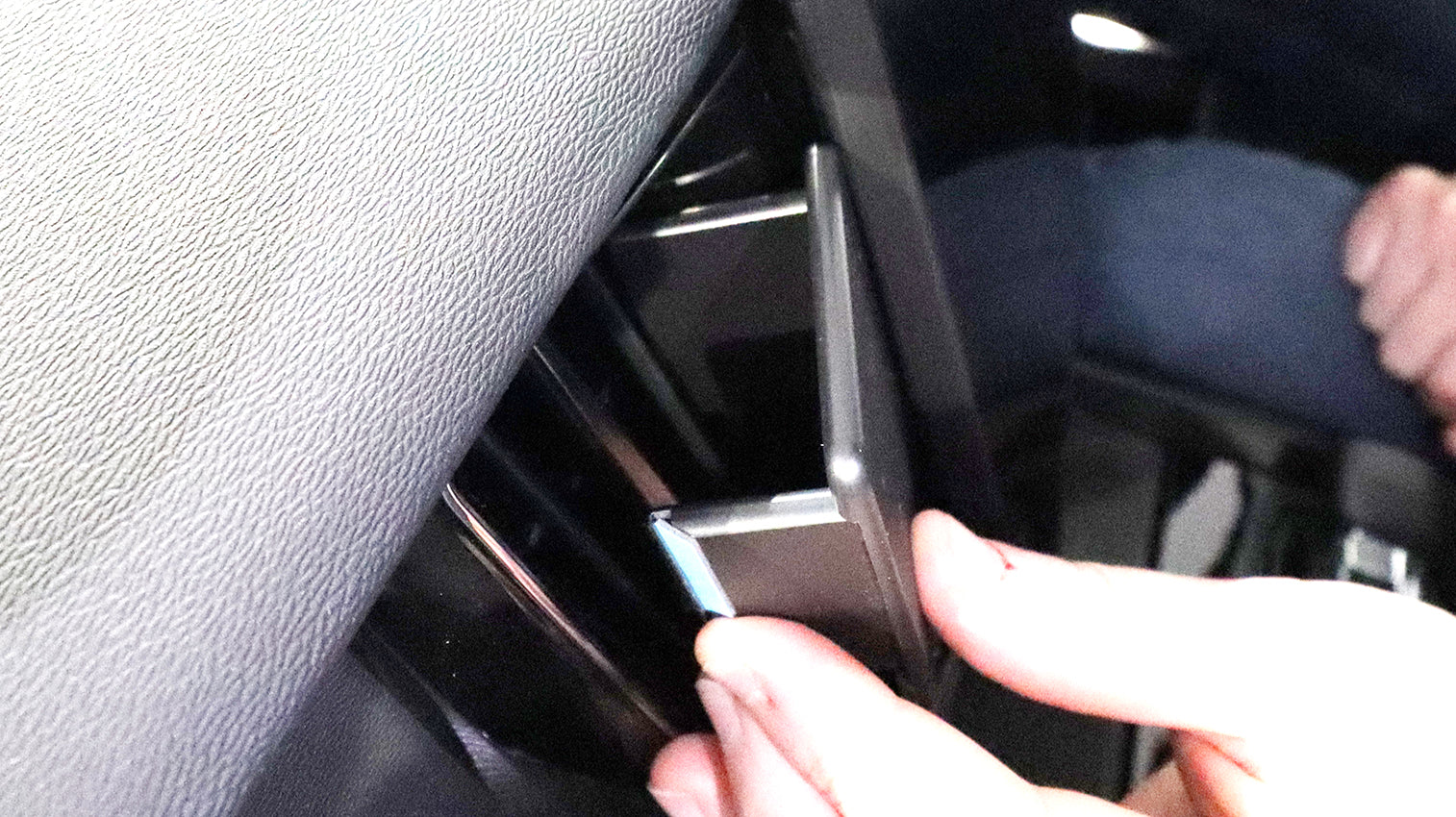Brodit ProClip 655342 voor Volvo XC60 2018-2026, Volvo V60 2019-2026 en Volvo S60 2019-2025 - montagepositie op dashboard