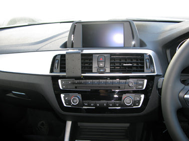 Brodit ProClip 655355 voor BMW 2-series F22, F23 2018-2020 en BMW 1-series F20, F21 2018-2020 - detail van dashboardmontage