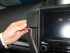 Brodit ProClip 655383 voor Subaru XV 2018-2023, Subaru XV 2017-2023 en Subaru Impreza 2017-2023 - montagepositie op dashboard