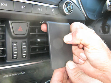 Brodit ProClip 655449 voor Ford Kuga 2020-2026 en Ford Focus 2019-2025 - montagepositie op dashboard