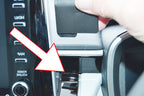 Brodit ProClip 655453 voor Suzuki Swace 2021-2024 en Toyota Corolla 2019-2026 - montagepositie op dashboard