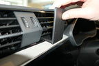Brodit ProClip 655481 voor Audi Q3 2019-2025 - montagepositie op dashboard