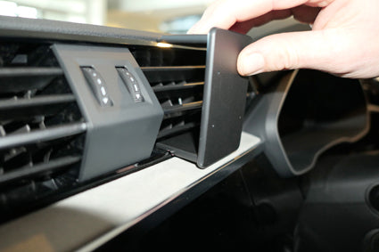 Brodit ProClip 655481 voor Audi Q3 2019-2025 - montagepositie op dashboard