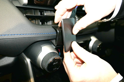 Brodit ProClip 655489 voor Suzuki Across 2021-2026 en Toyota RAV 4 2019-2025 - detail van dashboardmontage