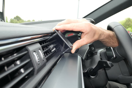 Brodit ProClip 655503 voor Audi Q8 e-tron 2024-2026 en Audi e-tron 2019-2023 - montagepositie op dashboard