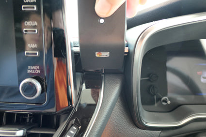 Brodit ProClip 655507 voor Suzuki Swace 2021-2024 en Toyota Corolla 2019-2022 - montagepositie op dashboard