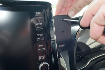 Brodit ProClip 655507 voor Suzuki Swace 2021-2024 en Toyota Corolla 2019-2022 - detail van dashboardmontage
