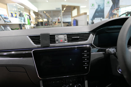 Brodit ProClip 655554 voor Skoda Superb 2020-2023 - detail van dashboardmontage