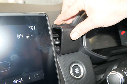 Brodit ProClip 655575 voor Mitsubishi Colt 2023-2026 en Renault Clio V 2020-2026 - montagepositie op dashboard