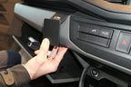 Brodit ProClip 655588 voor Volkswagen T6.1 Transporter/Pickup 2020-2024 en Volkswagen Caravelle 6.1 2021-2024 - detail van dashboardmontage