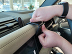 Brodit ProClip 655657 voor Land Rover Defender 2020-2026 - detail van dashboardmontage