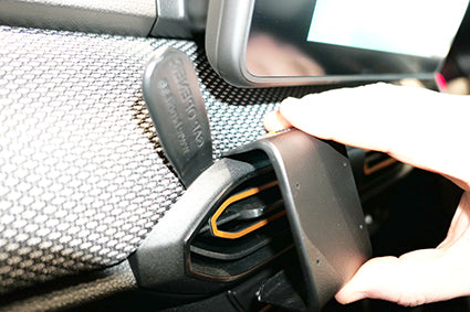Brodit ProClip 655668 voor Dacia Sandero 2021-2025 en Dacia Jogger 2022-2025 - montagepositie op dashboard