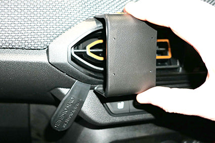 Brodit ProClip 655668 voor Dacia Sandero 2021-2025 en Dacia Jogger 2022-2025 - ProClip geplaatst in het voertuig