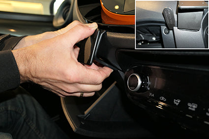 Brodit ProClip 655817 voor Toyota AYGO X 2023-2026 - detail van dashboardmontage