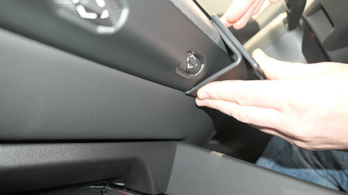 Brodit ProClip 656011 voor BMW i5 2024-2026 en BMW 5-series G60, G61, G68 2024-2026 - detail van dashboardmontage
