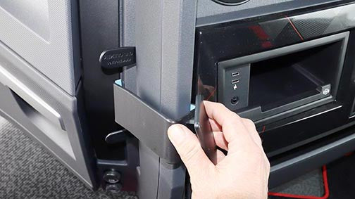 Brodit ProClip 656108 voor Renault T 2013-2026, Renault K 2013-2026 en Renault C 2013-2026 - ProClip geplaatst in het voertuig